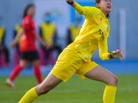 开云官方app入口-足球比赛中，女选手们技艺精湛