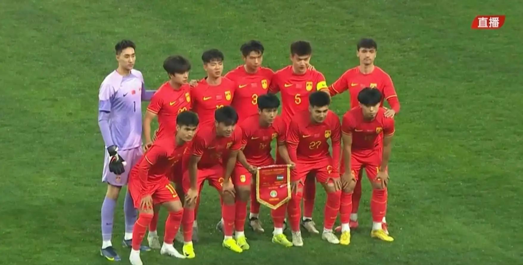 塔吉克斯坦男篮在对阵乌兹别克队时拼尽全力