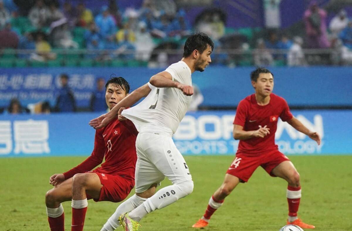 塔吉克斯坦男篮在对阵乌兹别克队时拼尽全力