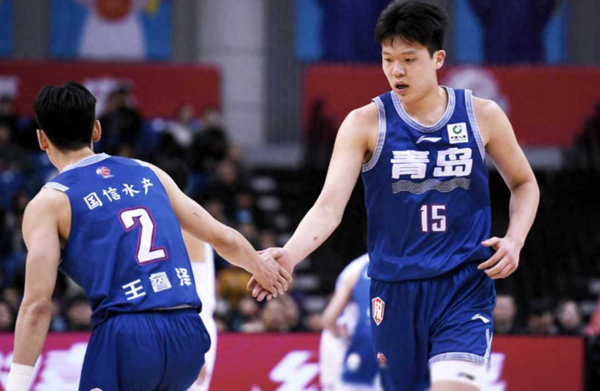 青岛男篮主场战绩出色,球队士气高涨 青岛男篮主场战绩出色,球队士气高涨