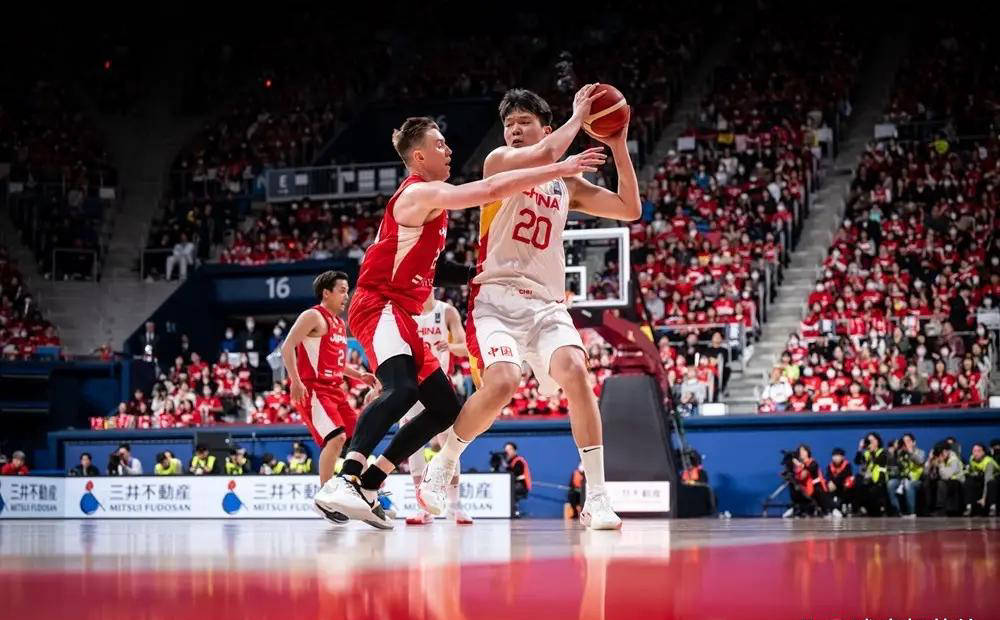 江苏男篮全队发威，力克对手夺取胜利