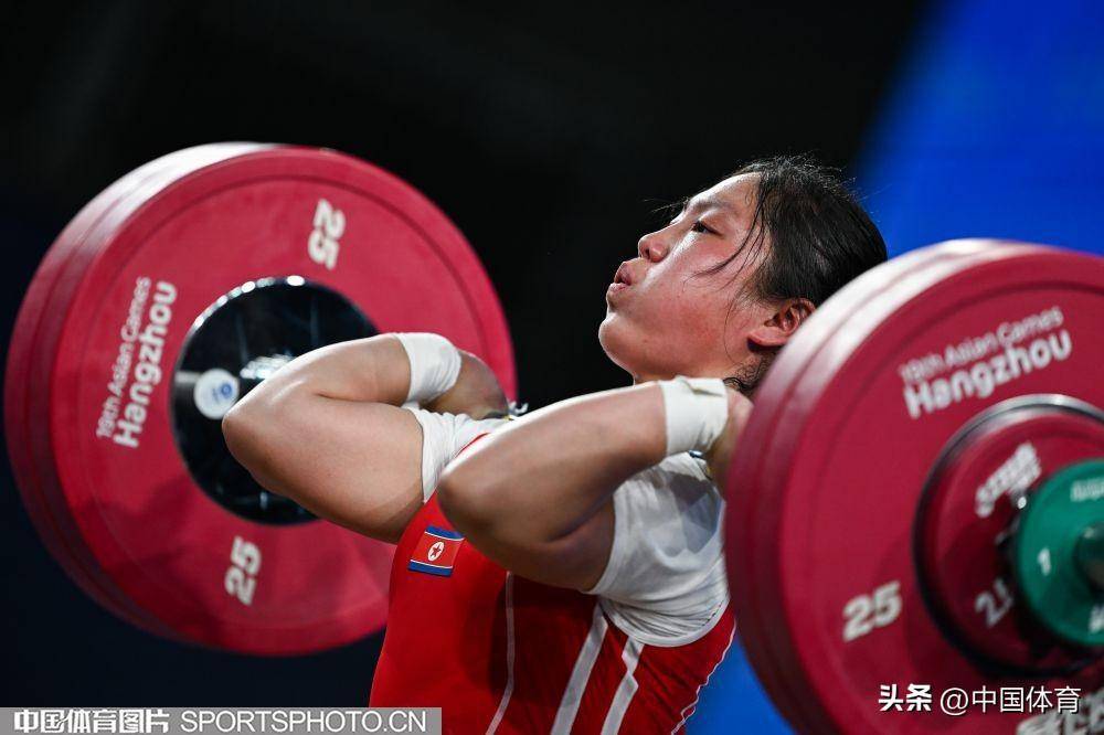 俄罗斯举重选手打破世界纪录