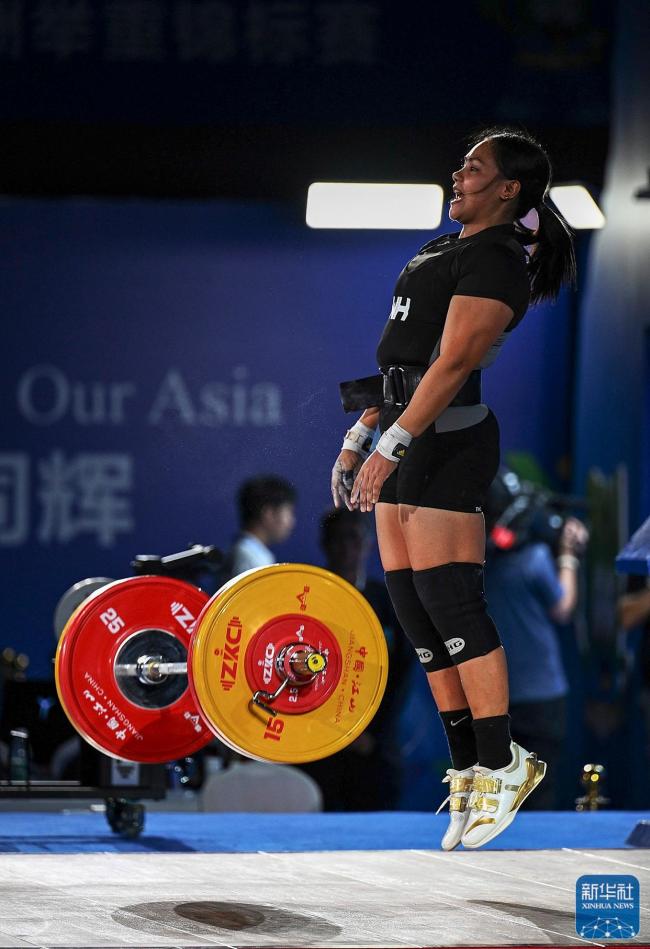 俄罗斯举重选手打破世界纪录