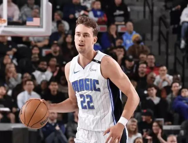 雄鹿队大胜魔术,领先优势愈发明显 雄鹿队大胜魔术,领先优势愈发明显