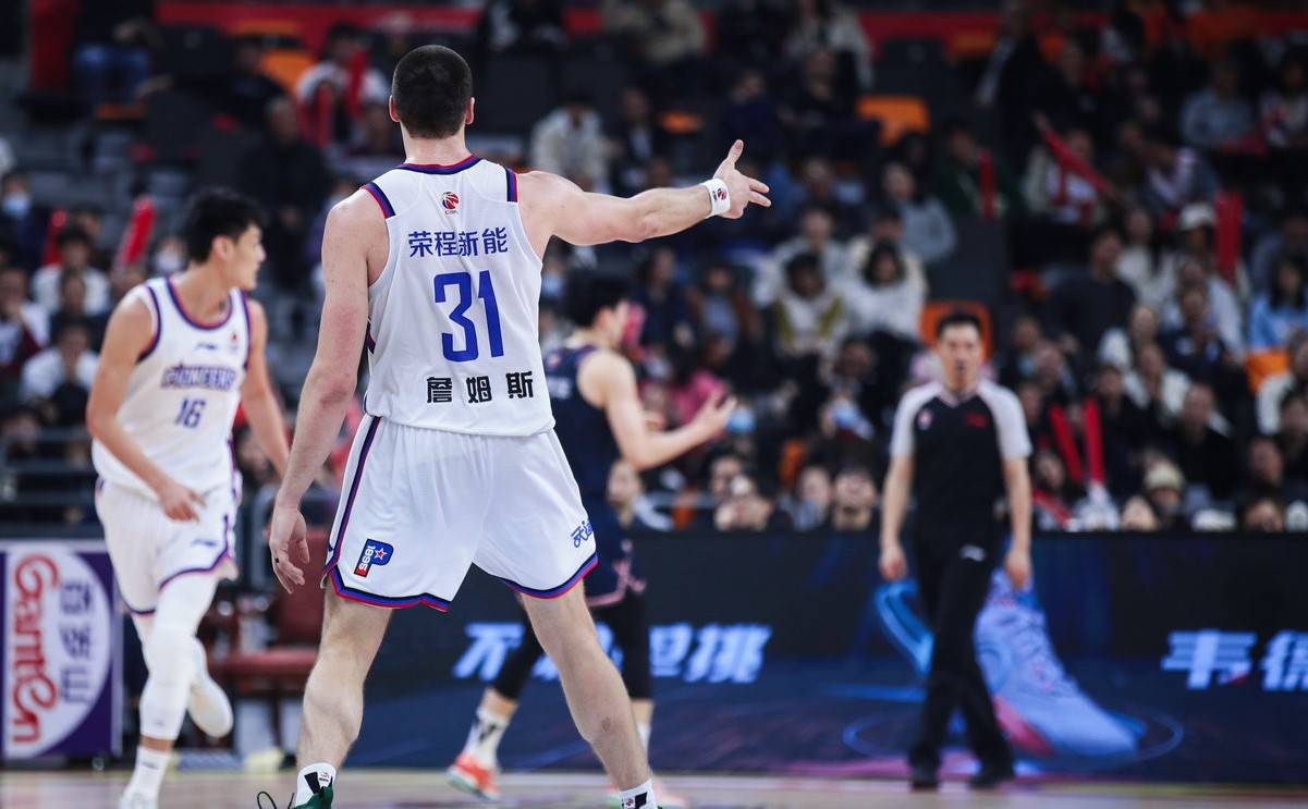 球员合作神助攻,破坏对手布阵 球员合作神助攻,破坏对手布阵