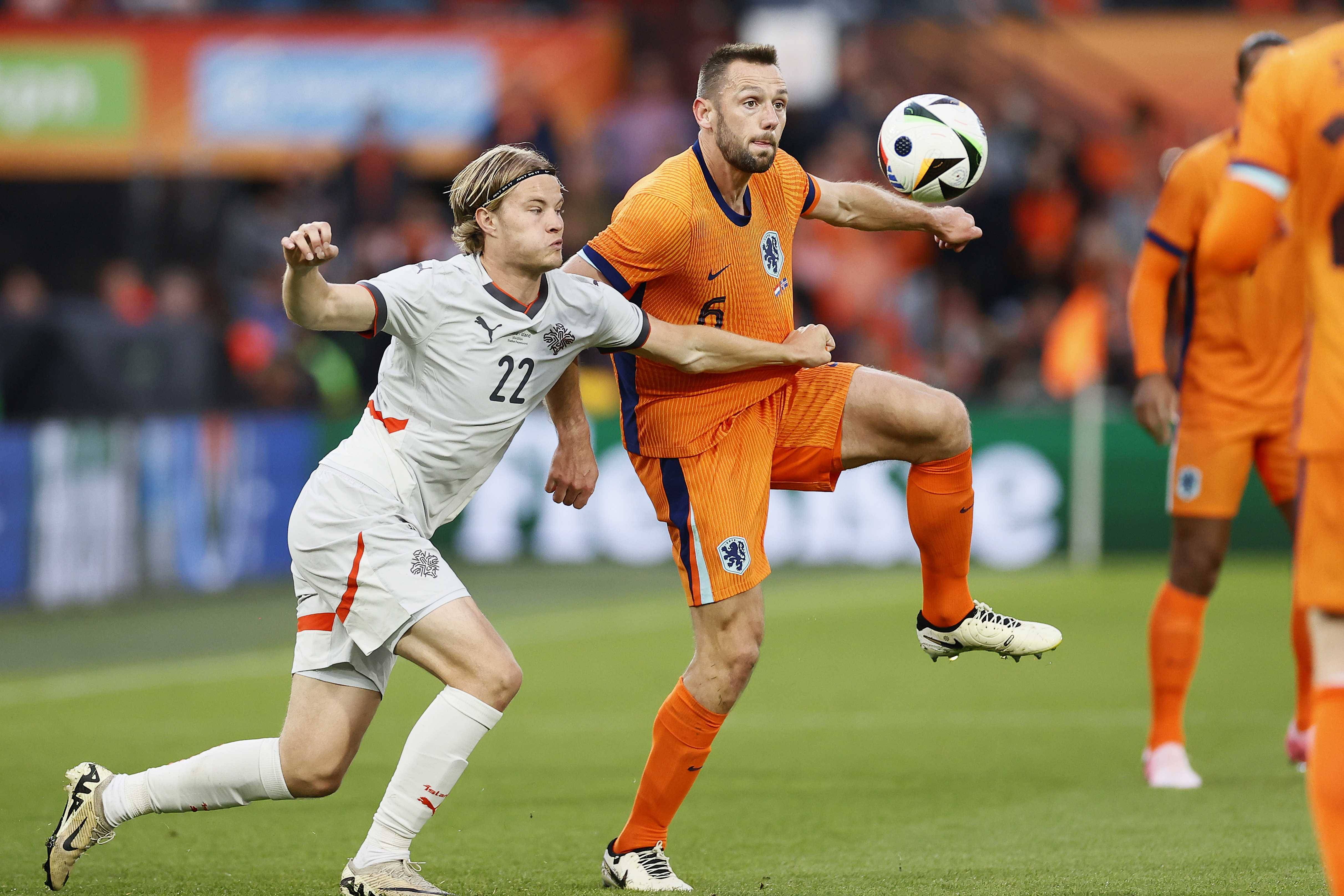 荷兰队夺冠，教练感动泣不成声