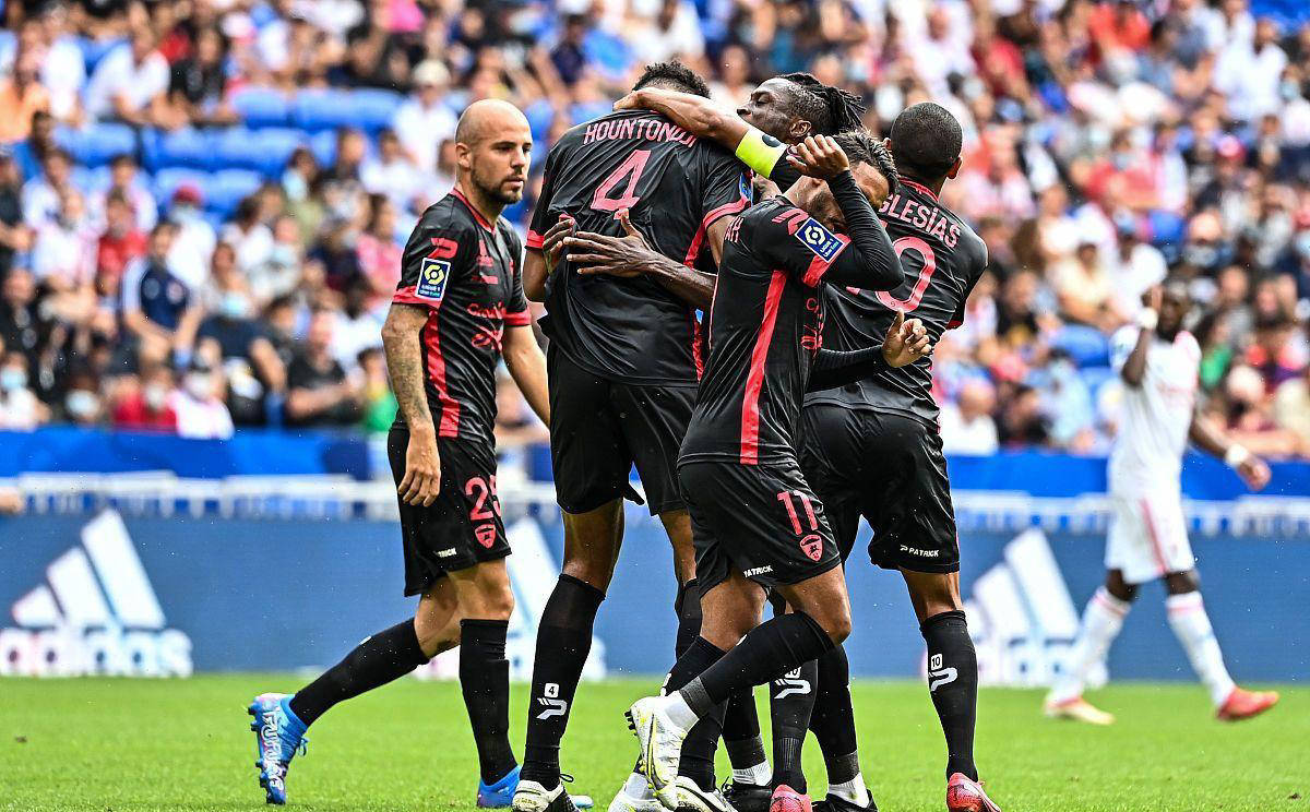 关于勒沃库森主场险胜，艰难守住三分的信息