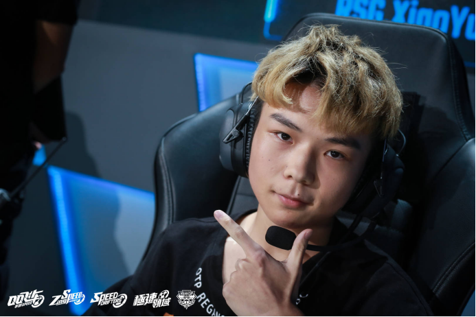 球员精准出手,全队士气高昂向胜利冲刺 球员精准出手,全队士气高昂向胜利冲刺