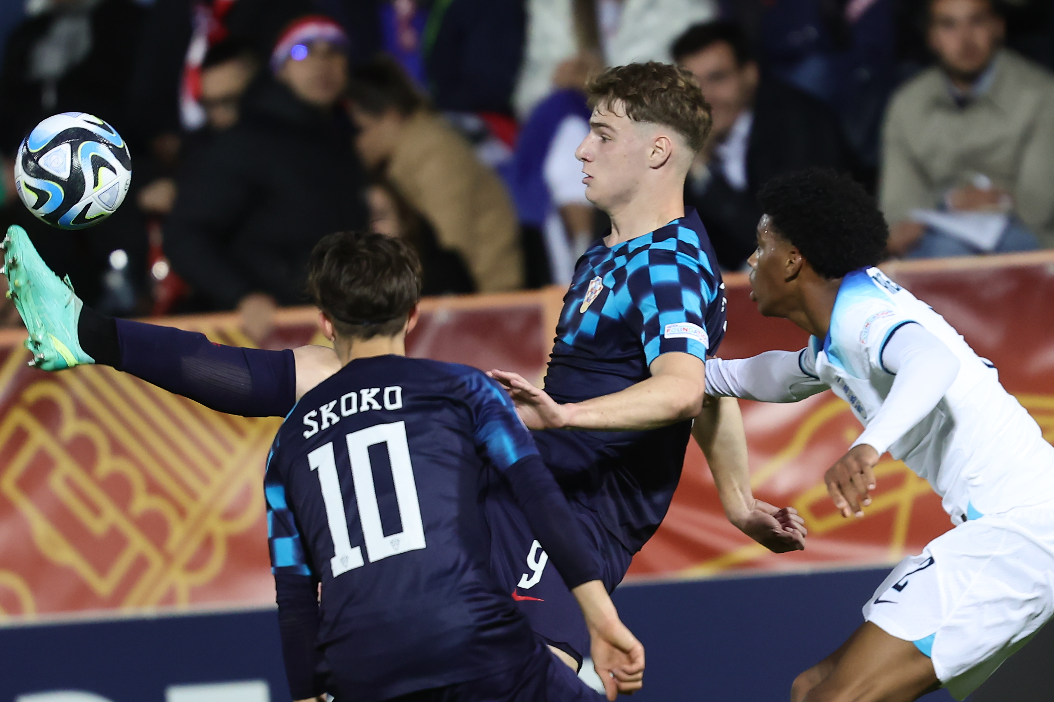 克罗地亚队硬战英格兰，引人注目