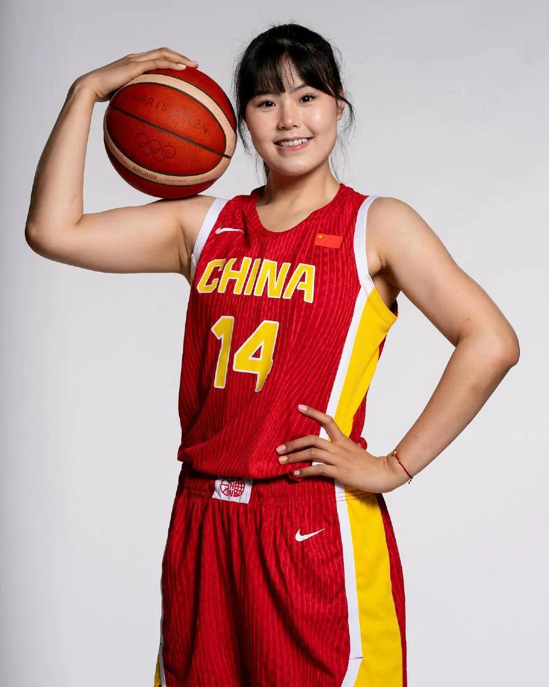 足球比赛燃情演绎，中国队全力备战冲刺