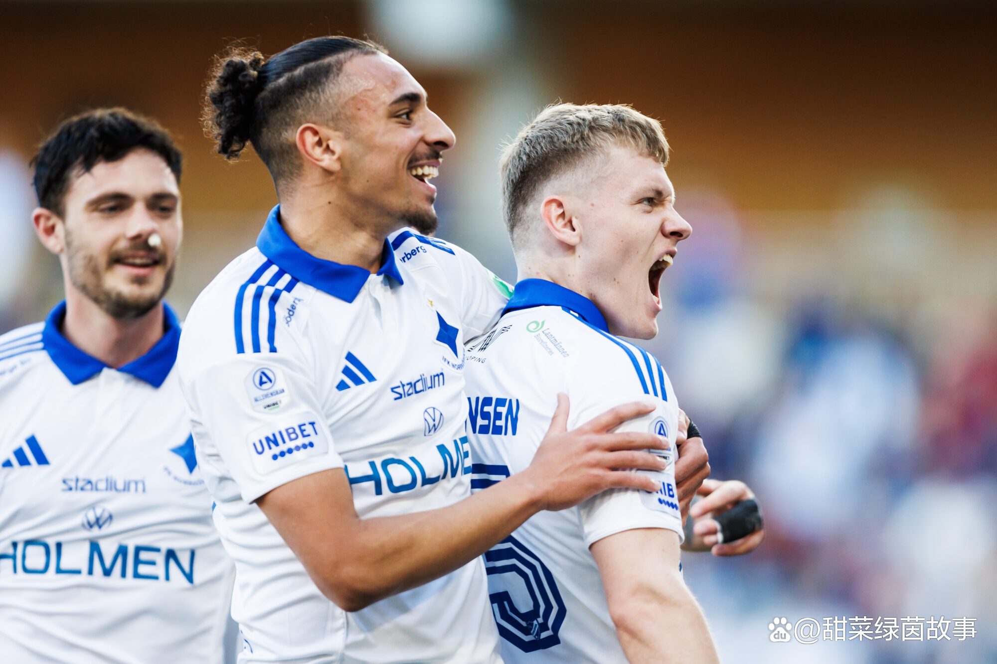 瑞典队员紧咬对手，最终晋级比赛