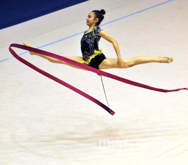 包含体操比赛精彩纷呈，选手们展现优雅与力量的词条