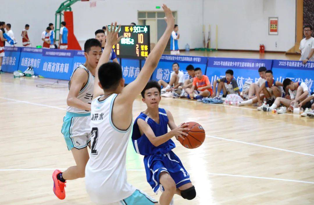 篮球青年锦标赛赛场精彩纷呈，新星异军突起的简单介绍