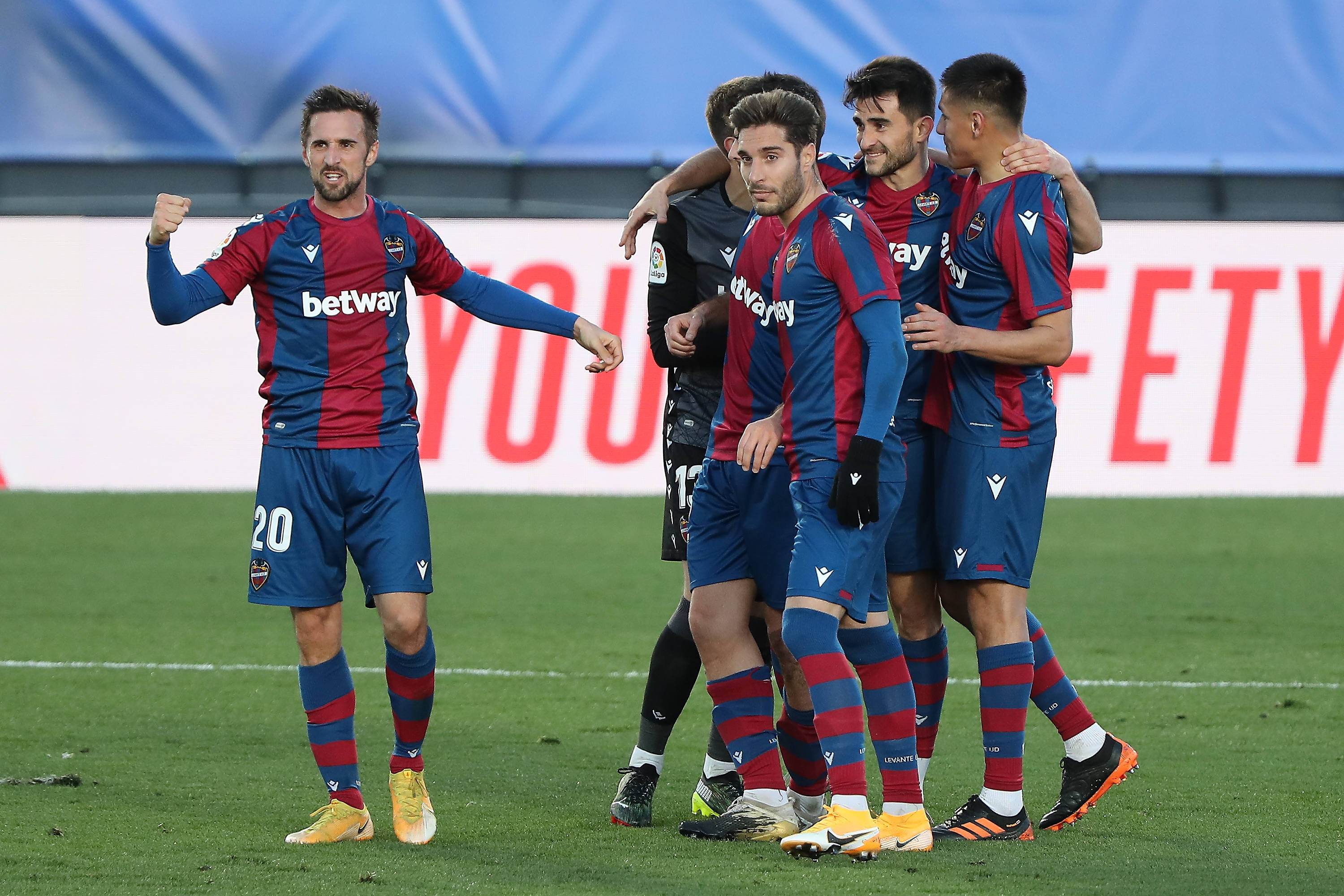 阿拉维斯取得胜利，积分榜上升