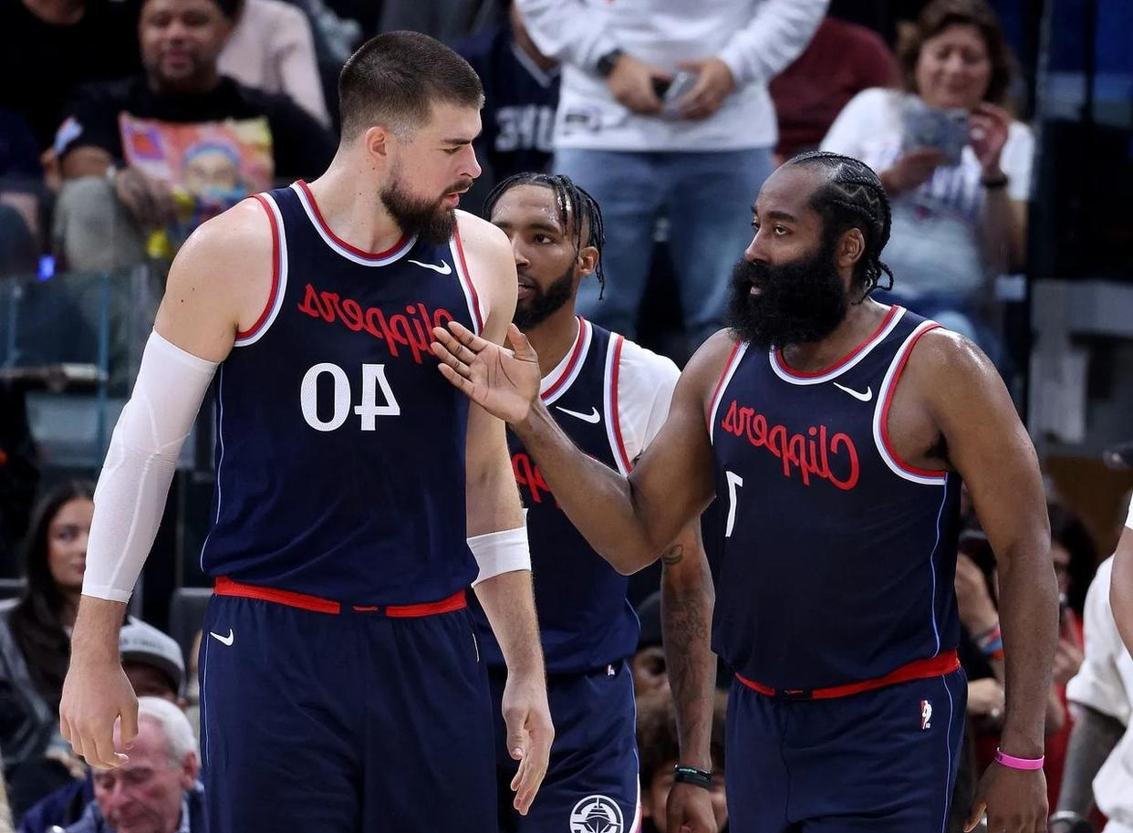 洛杉矶快船力挫对手,势不可挡 洛杉矶快船力挫对手,势不可挡