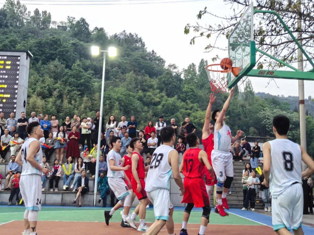 关于篮球比赛场上技艺如何，藏着精彩对决的信息