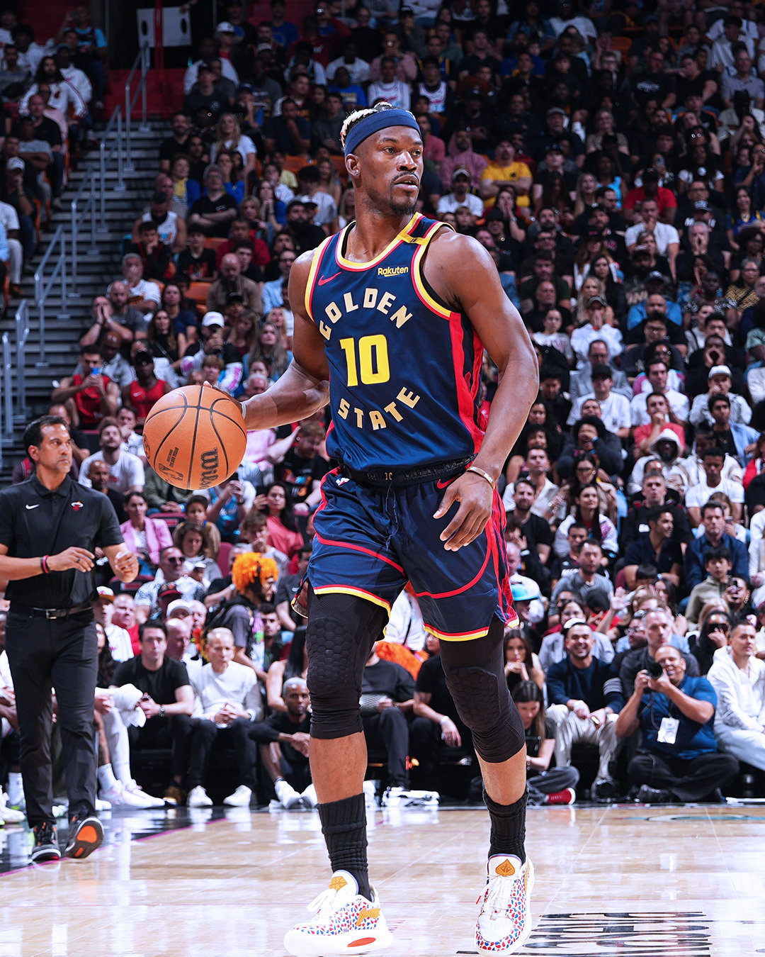 勇士主场大胜热火,继续保持不败 勇士主场大胜热火,继续保持不败