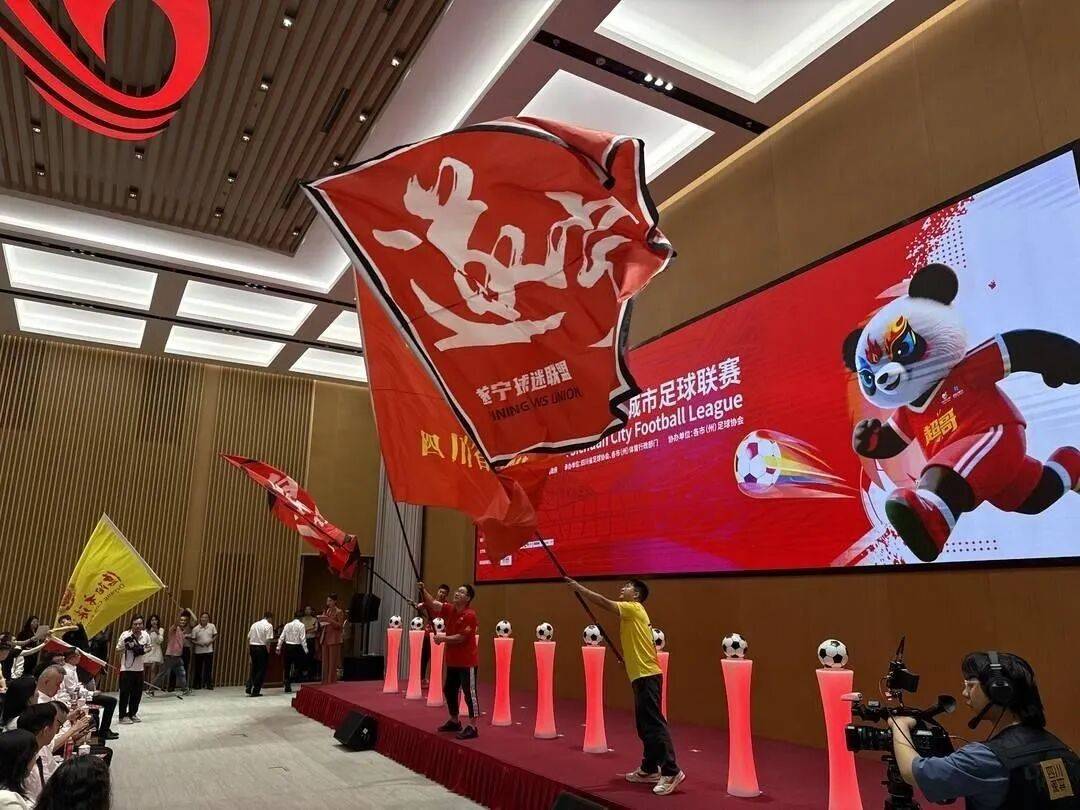 踢出激情的火花,球员们奋勇争斗,拼搏殊死 踢出激情的火花,球员们奋勇争斗,拼搏殊死