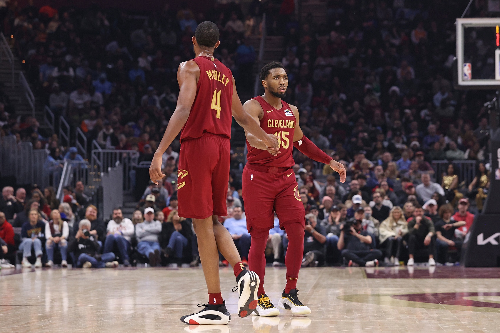 包含快船客场胜雄鹿，哈雷尔得分再下一城锁定胜局的词条