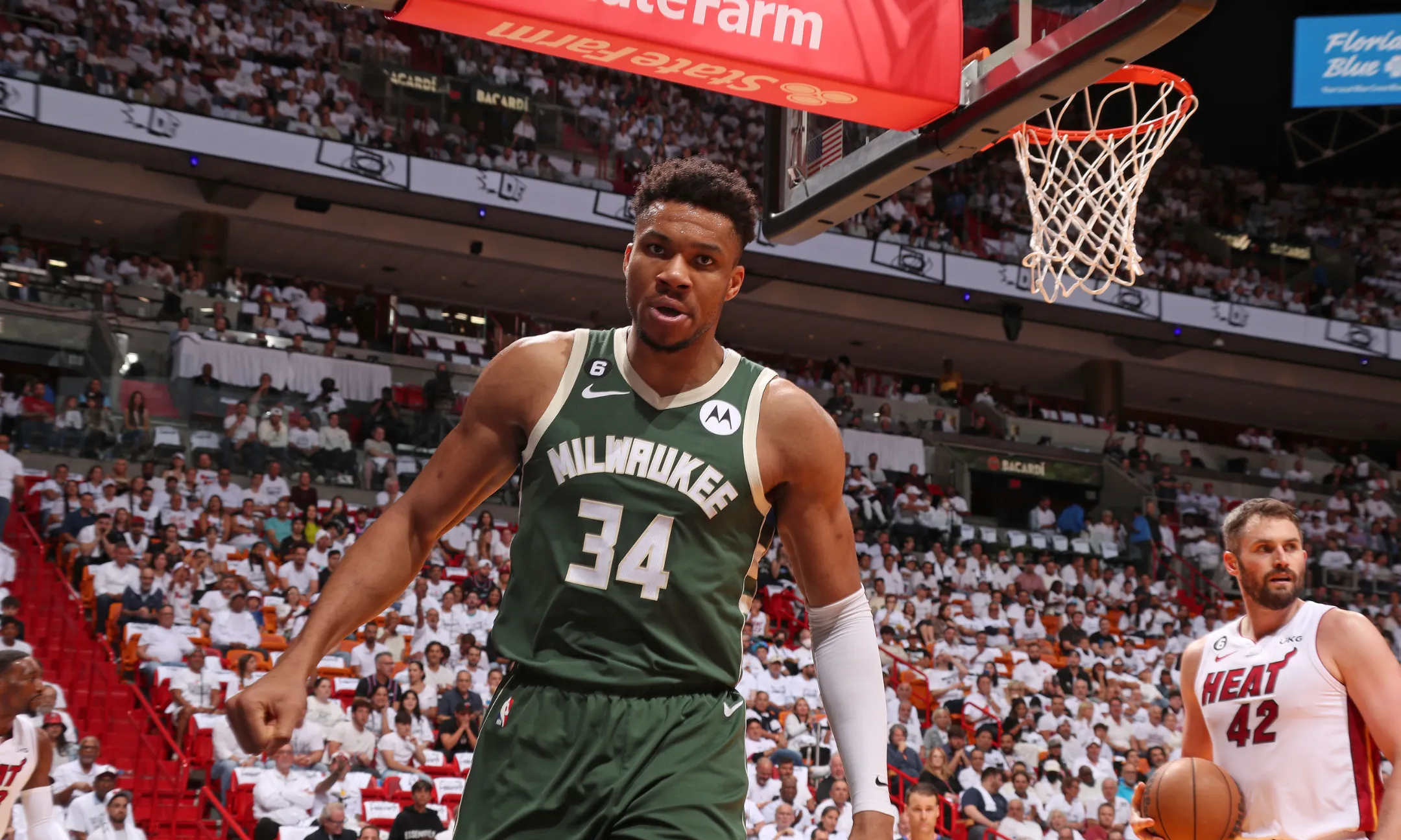 雄鹿胜公牛，字母哥29分