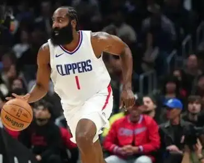 快船客场击败马刺取得三连胜 快船客场击败马刺取得三连胜