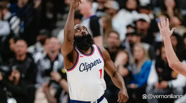 快船客场击败马刺取得三连胜 快船客场击败马刺取得三连胜