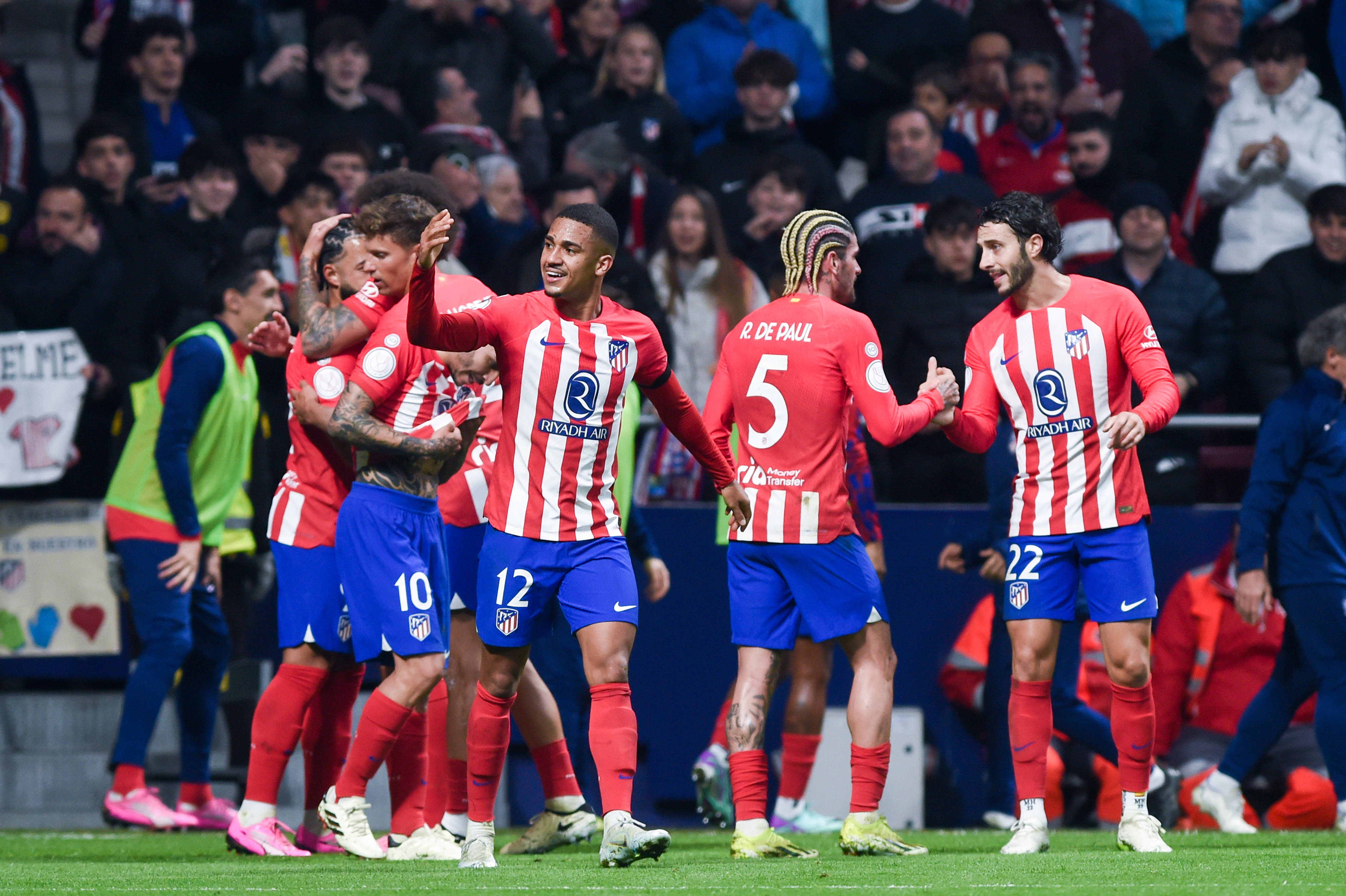 塞维利亚客场爆冷,完胜对手 塞维利亚客场爆冷,完胜对手